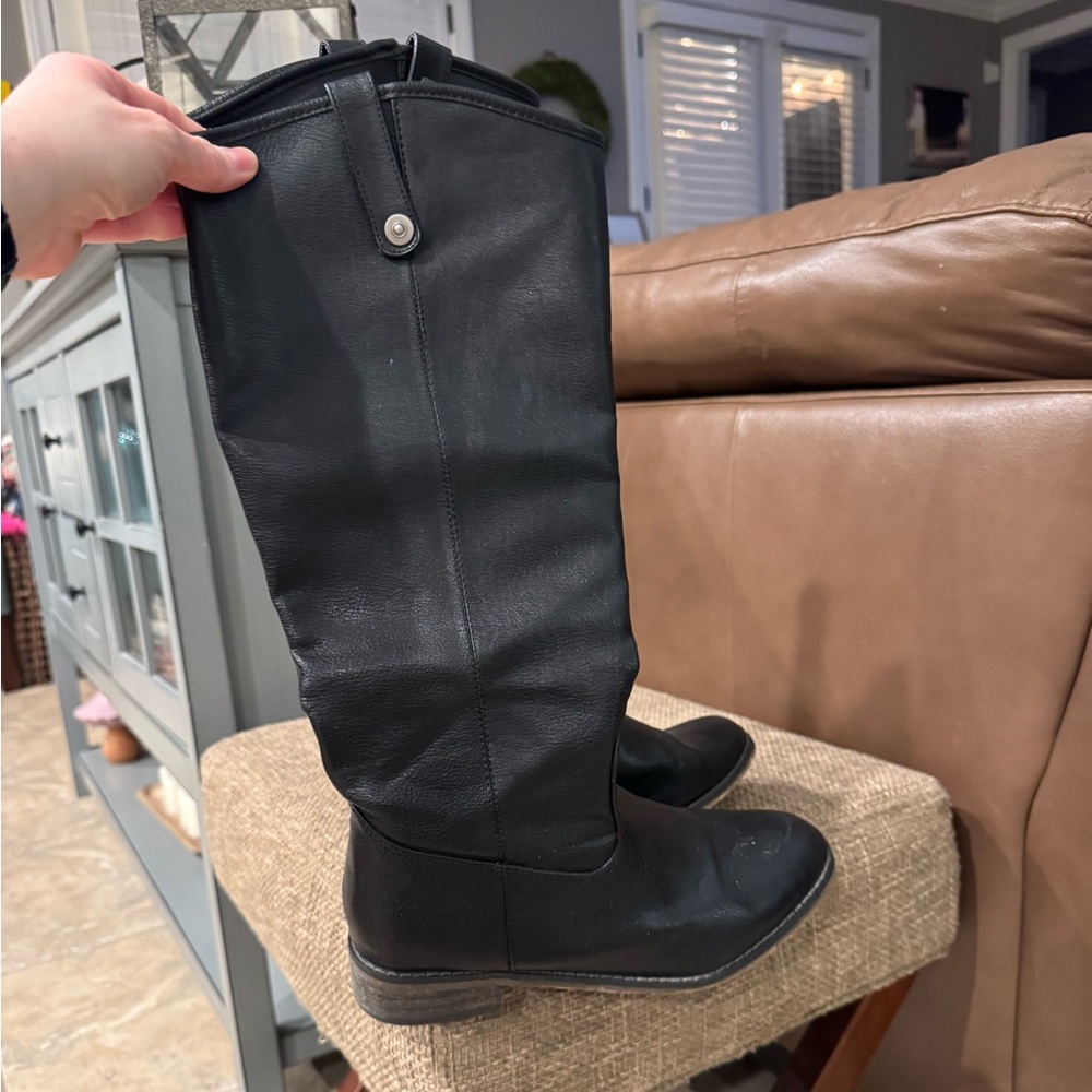 Tall black rider boots. 1/4 block heel. Inner zipper. Pull up straps. Sz 8